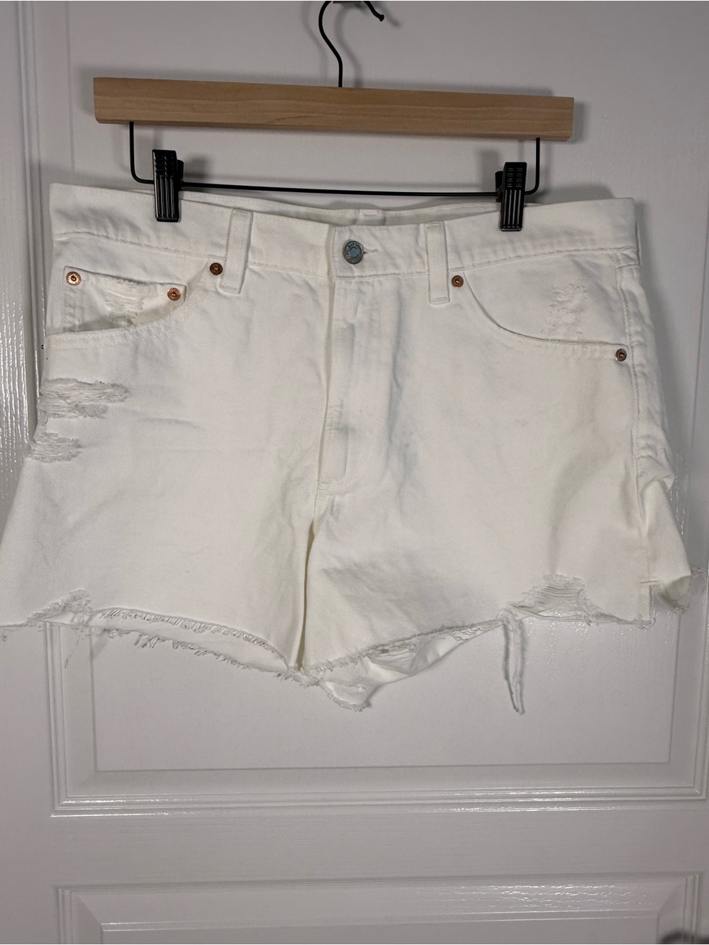 GAP White Distressed Denim Cutoff Shorts size 12R (049)